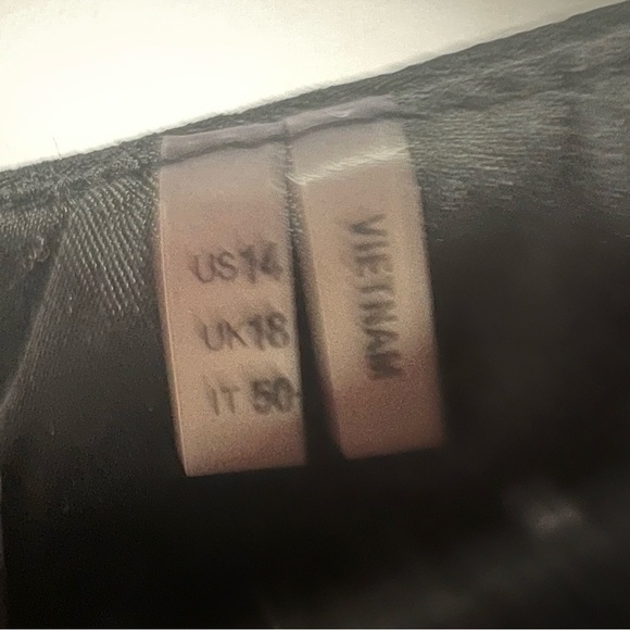 Tahari cap sleeve textured black dress with back slit size 14 - Picture 10 of 16